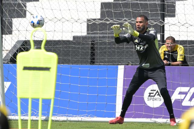 Atletico Mineiro's goalkeeper #22 Everson eyes the ball during a training session at La Huerta stadium in Asuncion, on November 21, 2025 ahead of the Copa Sudamericana final football match between Argentina's Lanus and Brazil's Atletico Mineiro. (Photo by JUAN MABROMATA / AFP)