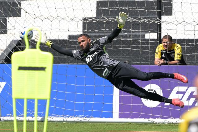 Atletico Mineiro's goalkeeper #22 Everson stops the ball during a training session at La Huerta stadium in Asuncion, on November 21, 2025 ahead of the Copa Sudamericana final football match between Argentina's Lanus and Brazil's Atletico Mineiro. (Photo by JUAN MABROMATA / AFP)