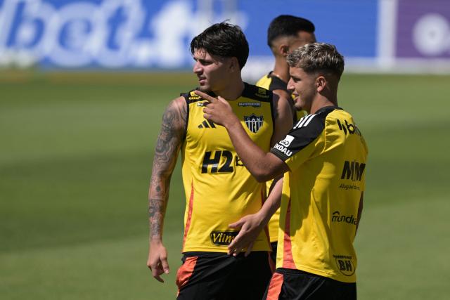Atletico Mineiro's forward #30 Isaac (L) and teammate midfielder #48 Mateus Iseppe take part in a training session at La Huerta stadium in Asuncion, on November 21, 2025 ahead of the Copa Sudamericana final football match between Argentina's Lanus and Brazil's Atletico Mineiro. (Photo by JUAN MABROMATA / AFP)