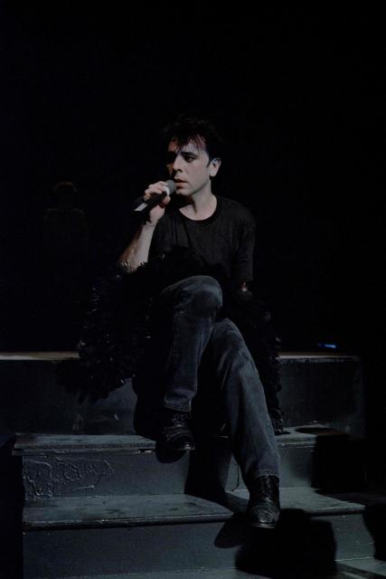 (FILES) French singer Jean Guidoni performs on the scene of the Bataclan concert hall, on February 18, 1988 in Paris. Jean Guidoni has died on November 21, 2025 in Bordeaux, aged 74, reported his press attache to AFP. (Photo by Bertrand GUAY / AFP)