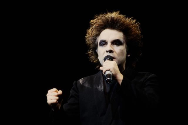 (FILES) French singer Jean Guidoni performs at the Fête de l'Humanité, on September 8, 1984 in La Courneuve near Paris. Jean Guidoni has died on November 21, 2025 in Bordeaux, aged 74, reported his press attache to AFP. (Photo by Joel ROBINE / AFP)