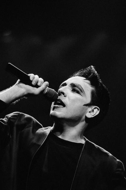(FILES) French singer Jean Guidoni performs on the scene of the Bataclan concert hall, on February 18, 1988 in Paris. Jean Guidoni has died on November 21, 2025 in Bordeaux, aged 74, reported his press attache to AFP. (Photo by Bertrand GUAY / AFP)