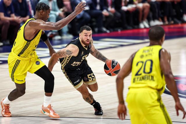 (FILES) Fenerbahce's US forward #11 Nigel Hayes-Davis marks AS Monaco's US guard #55 Mike James during the Euroleague Basketball final match between Fenerbahce Beko Istanbul and AS Monaco at Etihad Arena in Abu Dhabi on May 25, 2025. Monaco's US players Mike James has been suspended for four matches, including three without appeal, by the legal, disciplinary and regulatory committee of France's National Basketball League (LNB), following his expulsion in a match against Le Mans on November 16, 2025, the LNB announced on November 21, 2025. (Photo by Fadel SENNA / AFP)