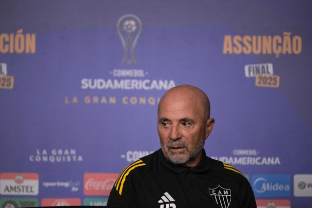 Atletico Mineiro’s Argentine head coach Jorge Sampaoli gestures during a press conference at the Defensores del Chaco Stadium in Asuncion on November 21, 2025, ahead of the Copa Sudamericana final football match between Argentina’s Lanus and Brazil’s Atletico Mineiro. (Photo by JUAN MABROMATA / AFP)