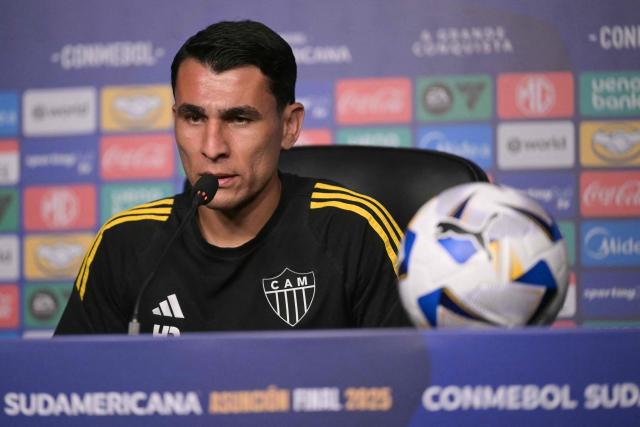 Atletico Mineiro's Paraguayan defender Junior Alonso speaks during a press conference at the Defensores del Chaco Stadium in Asuncion on November 21, 2025, ahead of the Copa Sudamericana final football match between Argentina’s Lanus and Brazil’s Atletico Mineiro. (Photo by JUAN MABROMATA / AFP)