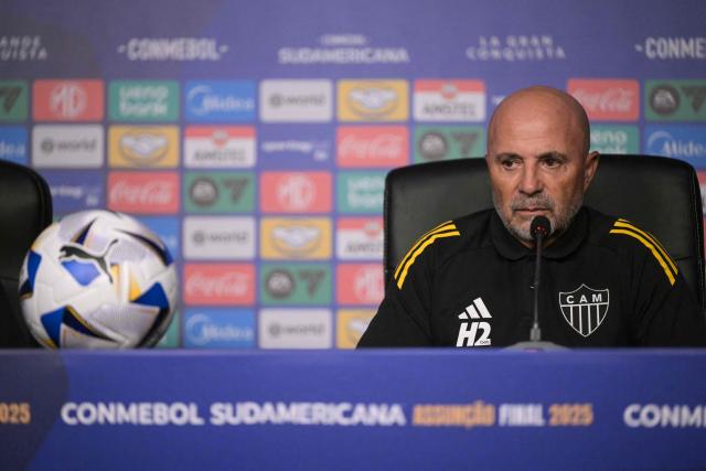 Atletico Mineiro’s Argentine head coach Jorge Sampaoli speaks during a press conference at the Defensores del Chaco Stadium in Asuncion on November 21, 2025, ahead of the Copa Sudamericana final football match between Argentina’s Lanus and Brazil’s Atletico Mineiro. (Photo by JUAN MABROMATA / AFP)