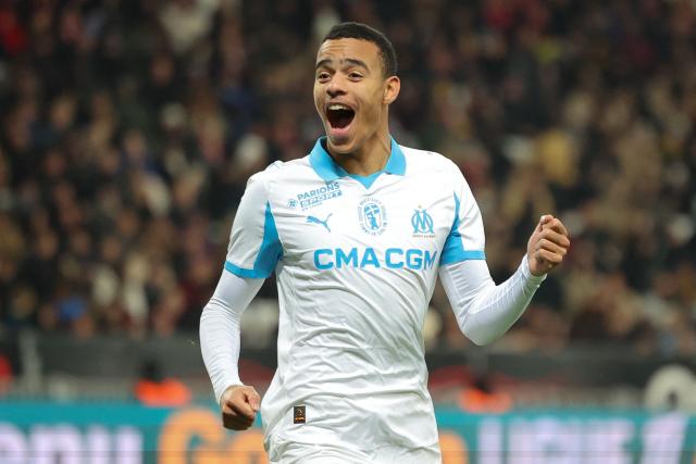 Marseille's English forward #10 Mason Greenwood (R) celebrates scoring his team's third goal during the French L1 football match between OGC Nice and Olympique de Marseille (OM) at the Allianz Riviera stadium in Nice, south-eastern France, on November 21, 2025. (Photo by Valery HACHE / AFP)