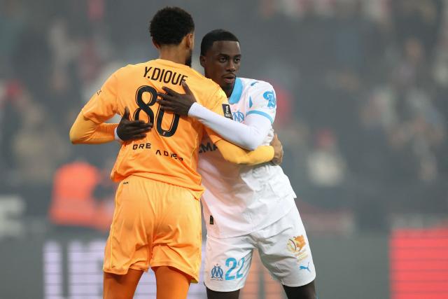 Marseille's US forward #22 Timothy Weah (R) congratulates Nice's Senegalese goalkeeper #80 Yehvann Diouf (L) at the end of the French L1 football match between OGC Nice and Olympique de Marseille (OM) at the Allianz Riviera stadium in Nice, south-eastern France, on November 21, 2025. (Photo by Valery HACHE / AFP)