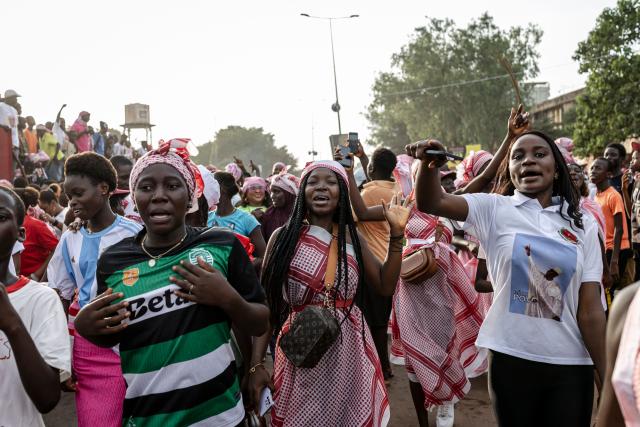 Supporters of Guinea-Bissau's President and presidential candidate Umaro Sissoco Embalo dance during his final campaign rally ahead of general elections, in Bissau, on November 21, 2025. Guinea-Bissau votes in general elections on November 23, 2025. (Photo by PATRICK MEINHARDT / AFP)