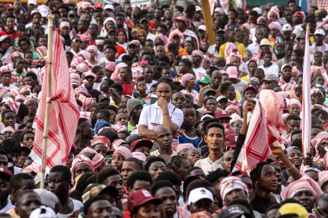 Supporters of Guinea-Bissau's President and presidential candidate Umaro Sissoco Embalo attend his final campaign rally ahead of general elections, in Bissau, on November 21, 2025. Guinea-Bissau votes in general elections on November 23, 2025. (Photo by PATRICK MEINHARDT / AFP)