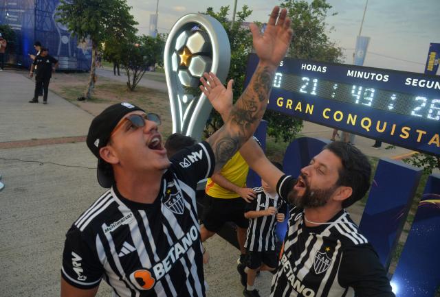 Fans of Atletico Mineiro cheer while gathering at the Fan Zone in Asuncion on November 21, 2025, on the eve of the Copa Sudamericana final football match between Argentina's Lanus and Brazil's Atletico Mineiro. (Photo by DANIEL DUARTE / AFP)