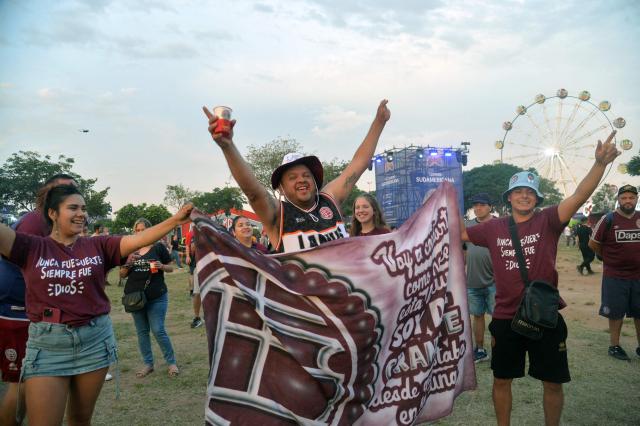 Fans of Lanus cheer while gathering at the Fan Zone in Asuncion on November 21, 2025, on the eve of the Copa Sudamericana final football match between Argentina's Lanus and Brazil's Atletico Mineiro. (Photo by DANIEL DUARTE / AFP)