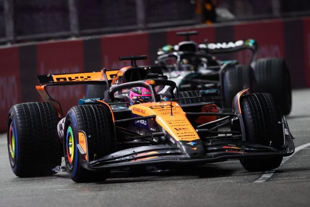 McLaren's Australian driver Oscar Piastri (L) and Mercedes' British driver George Russell (R) race during the qualifying session for the Las Vegas Formula One Grand Prix at the Las Vegas Strip Circuit in Las Vegas, Nevada, on November 21, 2025. (Photo by Patrick T. Fallon / AFP)