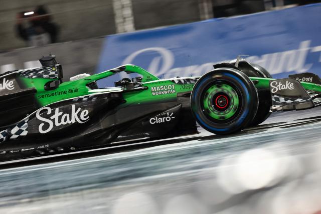 Kick Sauber's German driver Nico Hulkenberg races during the qualifying session for the Las Vegas Formula One Grand Prix at the Las Vegas Strip Circuit in Las Vegas, Nevada, on November 21, 2025. (Photo by Patrick T. Fallon / AFP)