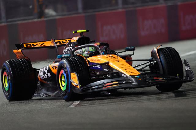 McLaren's British driver Lando Norris races during the qualifying session for the Las Vegas Formula One Grand Prix at the Las Vegas Strip Circuit in Las Vegas, Nevada, on November 21, 2025. (Photo by Patrick T. Fallon / AFP)