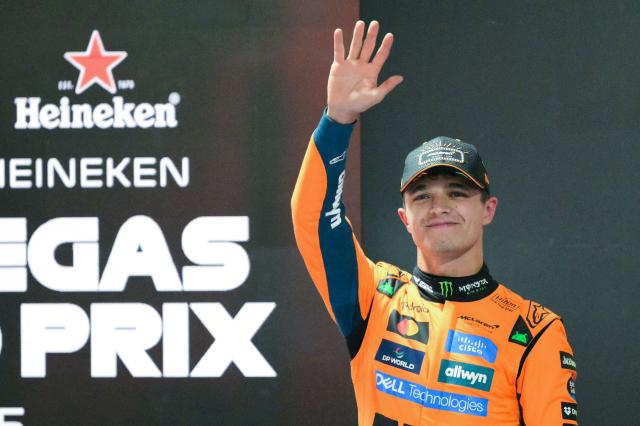 McLaren's British driver Lando Norris waves after winning the pole position during the qualifying session for the Las Vegas Formula One Grand Prix at the Las Vegas Strip Circuit in Las Vegas, Nevada, on November 21, 2025. (Photo by Frederic J. Brown / AFP)