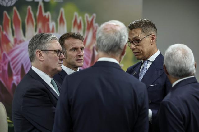 Britain's Prime Minister Keir Starmer (L), France’s President Emmanuel Macron (2nd L) and Finland's President Alexander Stubb (2nd R) talk ahead of the G7++ meeting on the sidelines of a G20 Leaders' Summit plenary session at the Nasrec Expo Centre in Johannesburg on November 22, 2025. (Photo by HENRY NICHOLLS / POOL / AFP)