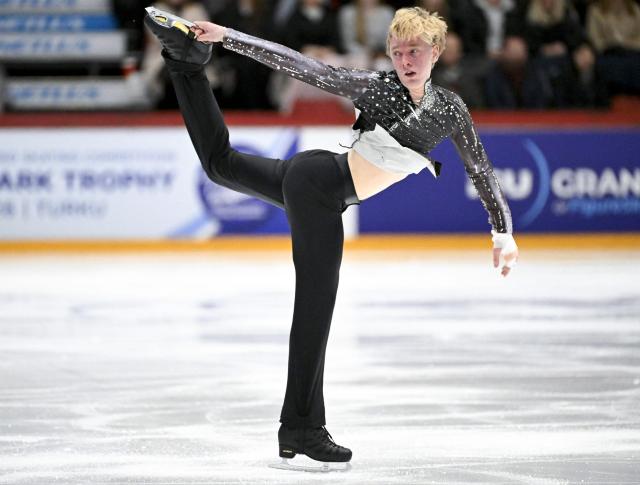 Sweden's Andreas Nordeback performs with an injury on his hand  during the Men's Free Skating competition during the ISU Grand Prix of Figure Skating Finlandia Trophy in Helsinki, Finland on November 22, 2025. (Photo by Mikko Stig / Lehtikuva / AFP) / Finland OUT