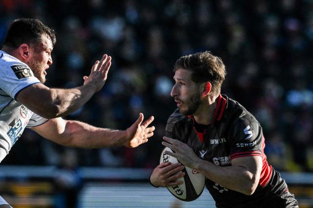 Lyon’s French winger #11 Vincent Rattez (R) fights for the ball with Clermont’s Moldovan prop #03 Cristian Ojovan (L) during the French Top14 rugby union match between Lyon Olympique Universitaire Rugby and ASM Clermont at the Gerland Stadium in Lyon, central-eastern France on November 22, 2025. (Photo by JEFF PACHOUD / AFP)