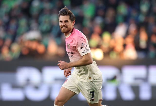 Bayer Leverkusen's German midfielder #07 Jonas Hofmann celebrates scoring the opening goal during the German first division Bundesliga football match between VfL Wolfsburg and Bayer Leverkusen in Wolfsburg on November 22, 2025. (Photo by Ronny HARTMANN / AFP) / DFL REGULATIONS PROHIBIT ANY USE OF PHOTOGRAPHS AS IMAGE SEQUENCES AND/OR QUASI-VIDEO