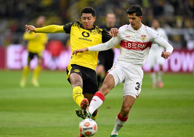Dortmund's English midfielder #07 Jobe Bellingham (L) and Stuttgart's Spanish midfielder #30 Chema Andres vie for the ball during the German first division Bundesliga football match between Borussia Dortmund and VfB Stuttgart in Dortmund on November 22, 2025. (Photo by INA FASSBENDER / AFP) / DFL REGULATIONS PROHIBIT ANY USE OF PHOTOGRAPHS AS IMAGE SEQUENCES AND/OR QUASI-VIDEO