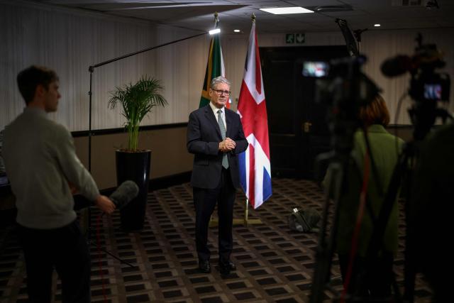 TOPSHOT - Britain's Prime Minister Keir Starmer (C) speaks during an interview with Beth Rigby from Sky News at a hotel in Johannesburg on November 22, 2025. (Photo by HENRY NICHOLLS / POOL / AFP)