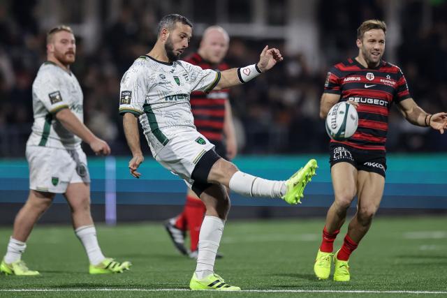 Montauban's French fly-half Jérôme Bosviel kicks the ball during the French Top14 rugby union match between US Montauban and Stade Toulousain at Stade Sapiac in Montauban, south-western France on November 22, 2025. (Photo by Valentine CHAPUIS / AFP)