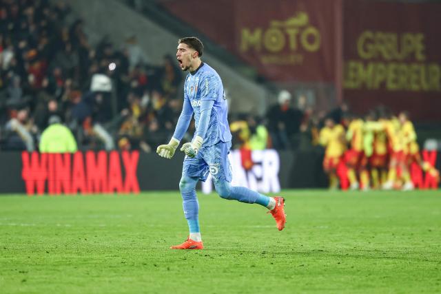 Lens' French goalkeeper #40 Robin Risser celebrates after his team's first goal during the French L1 football match between RC Lens and RC Strasbourg Alsace at the Stade Bollaert-Delelis in Lens, northern France, on November 22, 2025. (Photo by Sameer Al-DOUMY / AFP)