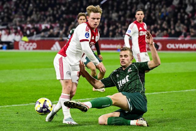 Ajax's Norwegian forward #17 Oliver Edvardsen (L) fights for the ball with Excelsior Rotterdam's Dutch defender #03 Rick Meissen during the Dutch Eredivisie football match between Ajax Amsterdam and Excelsior Rotterdam at the Johan Cruijff ArenA in Amsterdam, on November 22, 2025. (Photo by Olaf Kraak / ANP / AFP) / Netherlands OUT