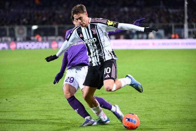 Juventus’ Turkish forward #10 Kenan Yildiz (R) fights for the ball with  Fiorentina’s Italian defender #29 Niccolo Fortini during the Italian Serie A football match between ACF Fiorentina and Juventus FC at Artemio Franchi stadium in Florence, on November 22, 2025. (Photo by Alberto PIZZOLI / AFP)