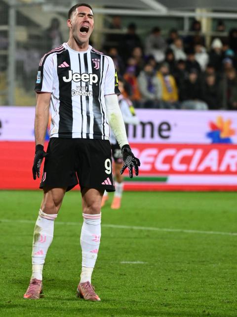 Juventus’ Serbian forward #09 Dusan Vlahovic reacts during the Italian Serie A football match between ACF Fiorentina and Juventus FC at Artemio Franchi stadium in Florence, on November 22, 2025. (Photo by Alberto PIZZOLI / AFP)
