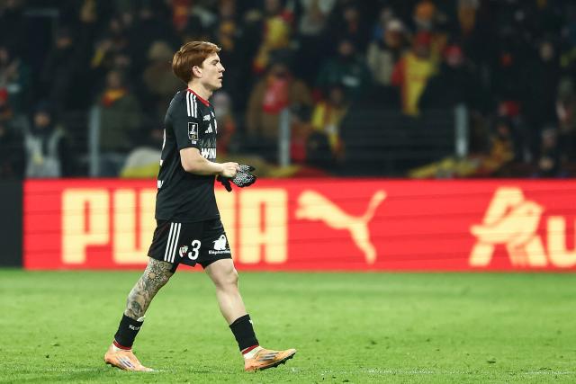 Strasbourg's Argentine midfielder #32 Valentin Barco leaves after receiving a red card during the French L1 football match between RC Lens and RC Strasbourg Alsace at the Stade Bollaert-Delelis in Lens, northern France, on November 22, 2025. (Photo by Sameer Al-DOUMY / AFP)