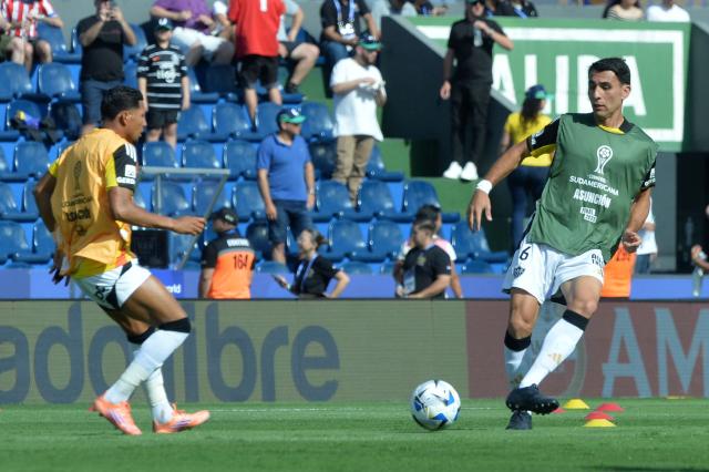 Atletico Mineiro's Paraguayan defender #06 Junior Alonso (R) and Atletico Mineiro's forward #33 Rony wram up before the start of the Copa Sudamericana final football match between Argentina's Lanus and Brazil's Atletico Mineiro at the Defensores del Chaco stadium in Asuncion on November 22, 2025. (Photo by DANIEL DUARTE / AFP)