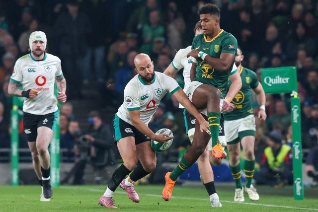 Ireland's scrum-half Jamison Gibson-Park (C) and South Africa's wing Canan Moodie (R) fight for the ball during the Autumn Nations Series international rugby union match between Ireland and South Africa at the Aviva Stadium in Dublin, on November 22, 2025. (Photo by Paul Faith / AFP)
