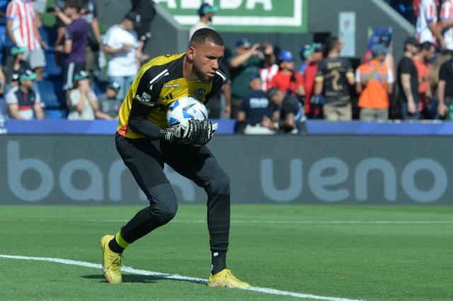 Atletico Mineiro's goalkeeper #22 Everson Felipe Marque grabs a ball during the warm-up before the start of the Copa Sudamericana final football match between Argentina's Lanus and Brazil's Atletico Mineiro at the Defensores del Chaco stadium in Asuncion on November 22, 2025. (Photo by DANIEL DUARTE / AFP)