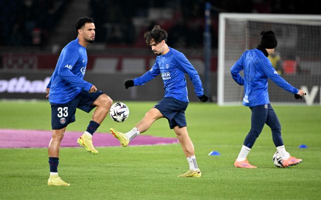 Paris Saint-Germain's French midfielder #33 Warren Zaire-Emery (L) and Paris Saint-Germain's Portuguese midfielder #17 Vitinha (C) warm up prior to the French L1 football match between Paris Saint-Germain (PSG) and Le Havre AC at the Parc des Princes stadium in Paris, on November 22, 2025. (Photo by Bertrand GUAY / AFP)