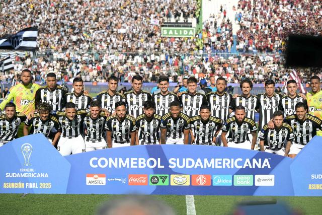 Atletico Mineiro players pose for a team photo ahead of the Copa Sudamericana final football match between Argentina's Lanus and Brazil's Atletico Mineiro at the Defensores del Chaco stadium in Asuncion on November 22, 2025. (Photo by JUAN MABROMATA / AFP)