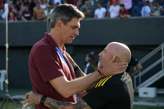 Lanus' head coach Mauricio Pellegrino (L) and Atletico Mineiro's Argentine head coach Jorge Sampaoli greet each other before the start of the Copa Sudamericana final football match between Argentina's Lanus and Brazil's Atletico Mineiro at the Defensores del Chaco stadium in Asuncion on November 22, 2025. (Photo by JUAN MABROMATA / AFP)