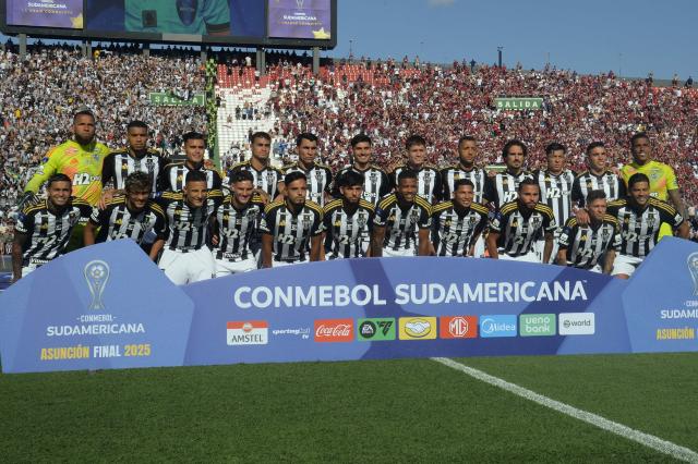 Atletico Mineiro's players pose for a team photo ahead of the Copa Sudamericana final football match between Argentina's Lanus and Brazil's Atletico Mineiro at the Defensores del Chaco stadium in Asuncion on November 22, 2025. (Photo by DANIEL DUARTE / AFP)