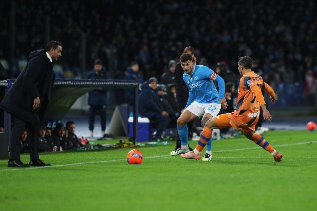 Napoli's Italian defender #22 Giovanni Di Lorenzo (C) fights for the ball with Atalanta's Italian defender #77 Davide Zappacosta (R) during the Italian  Serie A football match between SSC Napoli and  Atalanta BC at the Diego Armando Maradona stadium, in Naples, on November 22, 2025. (Photo by CARLO HERMANN / AFP)