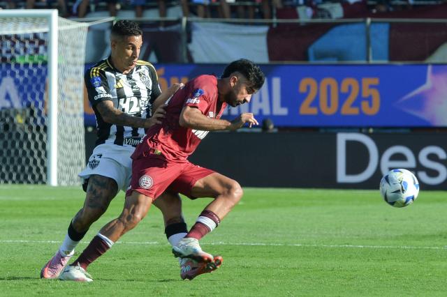 Atletico Mineiro's defender #13 Guilherme Arana and Lanus' midfielder #10 Marcelino Moreno fight for the ball during the Copa Sudamericana final football match between Argentina's Lanus and Brazil's Atletico Mineiro at the Defensores del Chaco stadium in Asuncion on November 22, 2025. (Photo by DANIEL DUARTE / AFP)