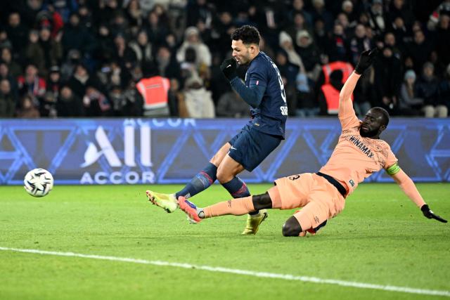 Paris Saint-Germain's Portuguese forward #09 Goncalo Ramos (L) takes a shot in front of Le Havre's Senegalese defender #93 Arouna Sangante (R) during the French L1 football match between Paris Saint-Germain (PSG) and Le Havre AC at the Parc des Princes stadium in Paris, on November 22, 2025. (Photo by Bertrand GUAY / AFP)