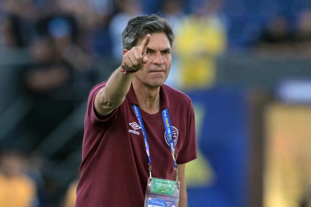 Lanus' head coach Mauricio Pellegrino gestures during the Copa Sudamericana final football match between Argentina's Lanus and Brazil's Atletico Mineiro at the Defensores del Chaco stadium in Asuncion on November 22, 2025. (Photo by JUAN MABROMATA / AFP)