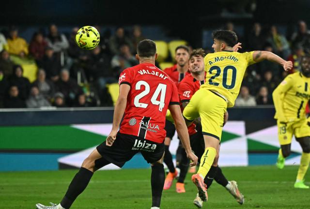 Villarreal's Spanish forward #20 Alberto Moleiro eyes the ball during the Spanish league football match between Villarreal CF and RCD Mallorca at La Ceramica Stadium in Vila-real on November 22, 2025. (Photo by JOSE JORDAN / AFP)