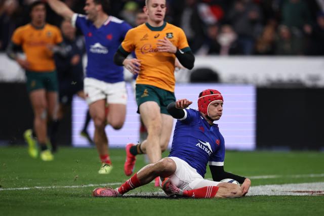 France's wing #11 Louis Bielle-Biarrey (R) scores a try  during the Autumn Nations Series international rugby union test match between France and Australia at the Stade de France in Saint-Denis, north of Paris, on November 22, 2025. (Photo by Anne-Christine POUJOULAT / AFP)