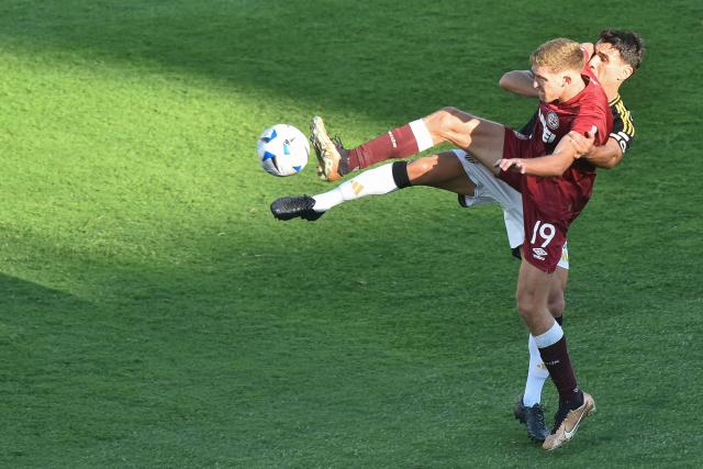 Lanus' midfielder #19 Rodrigo Castillo and Atletico Mineiro's Paraguayan defender #06 Junior Alonso fight for the ball during the Copa Sudamericana final football match between Argentina's Lanus and Brazil's Atletico Mineiro at the Defensores del Chaco stadium in Asuncion on November 22, 2025. (Photo by JOSE BOGADO / AFP)