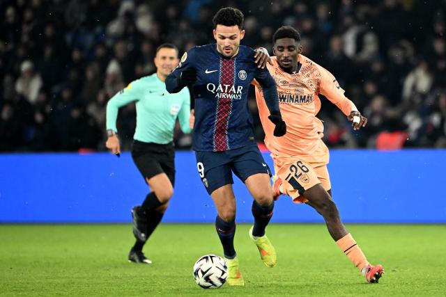 Paris Saint-Germain's Portuguese forward #09 Goncalo Ramos (L) vies with Le Havre's Cameroonian midfielder #26 Simon Ebonog (R) during the French L1 football match between Paris Saint-Germain (PSG) and Le Havre AC at the Parc des Princes stadium in Paris, on November 22, 2025. (Photo by Bertrand GUAY / AFP)