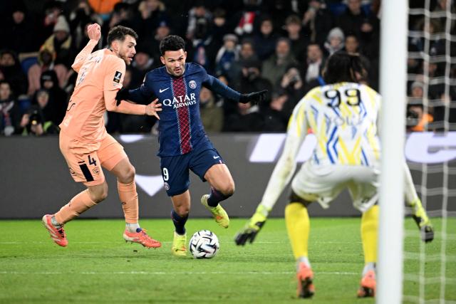 Paris Saint-Germain's Portuguese forward #09 Goncalo Ramos (C) vies with Le Havre's French defender #04 Gautier Lloris (L) in front of Le Havre's Senegalese goalkeeper #99 Mory Diaw (R) during the French L1 football match between Paris Saint-Germain (PSG) and Le Havre AC at the Parc des Princes stadium in Paris, on November 22, 2025. (Photo by Bertrand GUAY / AFP)