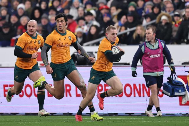 Australia's full-back #15 Max Jorgensen (C) runs to score a try  during the Autumn Nations Series international rugby union test match between France and Australia at the Stade de France in Saint-Denis, north of Paris, on November 22, 2025. (Photo by Anne-Christine POUJOULAT / AFP)