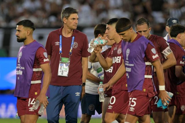 Lanus' head coach Mauricio Pellegrino walks with his players during extra time of the Copa Sudamericana final football match between Argentina's Lanus and Brazil's Atletico Mineiro at the Defensores del Chaco stadium in Asuncion on November 22, 2025. (Photo by JUAN MABROMATA / AFP)